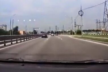 Δεν μασάει ο Ρώσος οδηγός από όπλα - Δυστυχώς όμως στους δρόμους κυκλοφορούν πολλοί τρελοί! [video] 